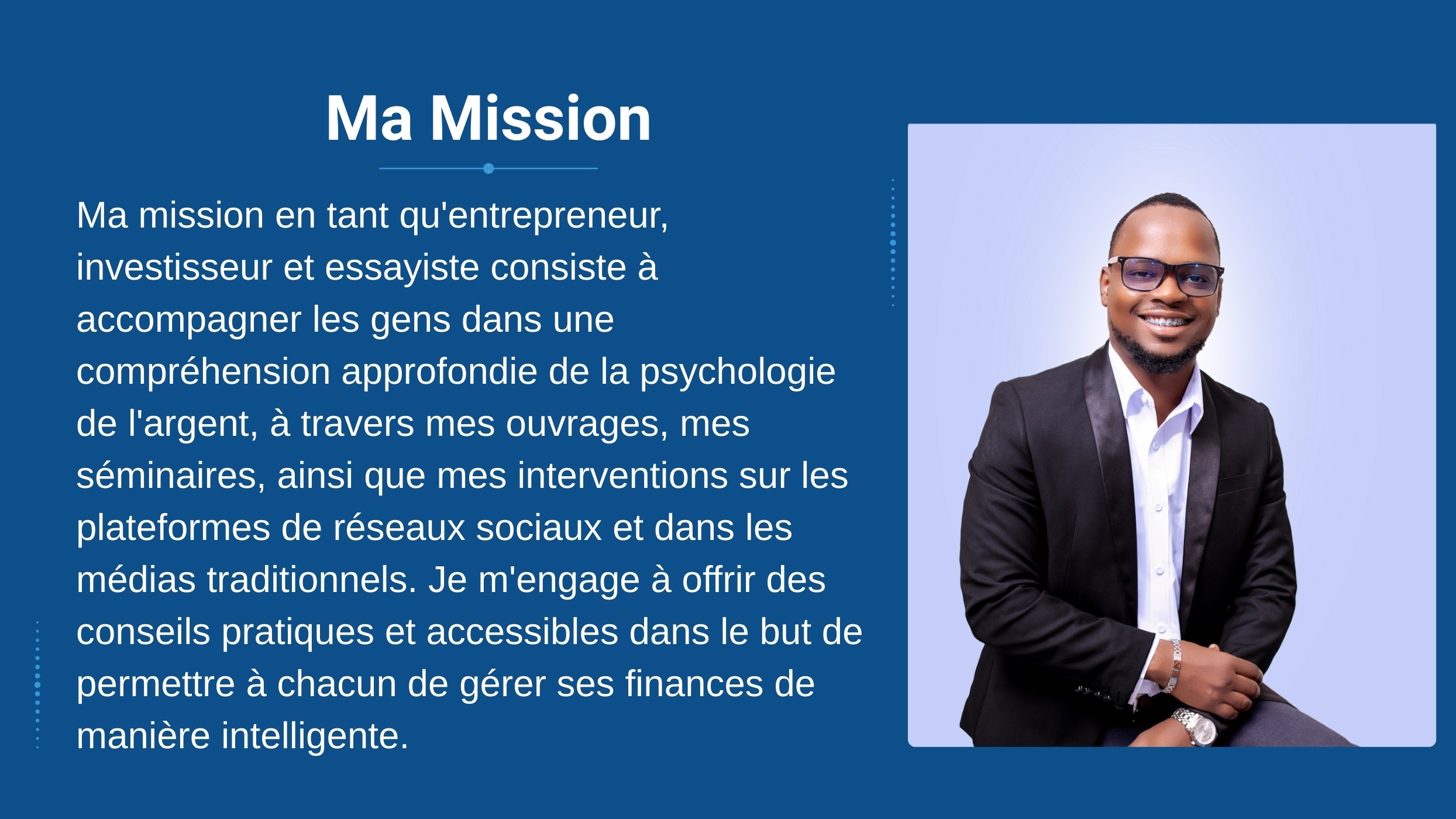 Jhonny Aristene portant un costume noir et sa Mission